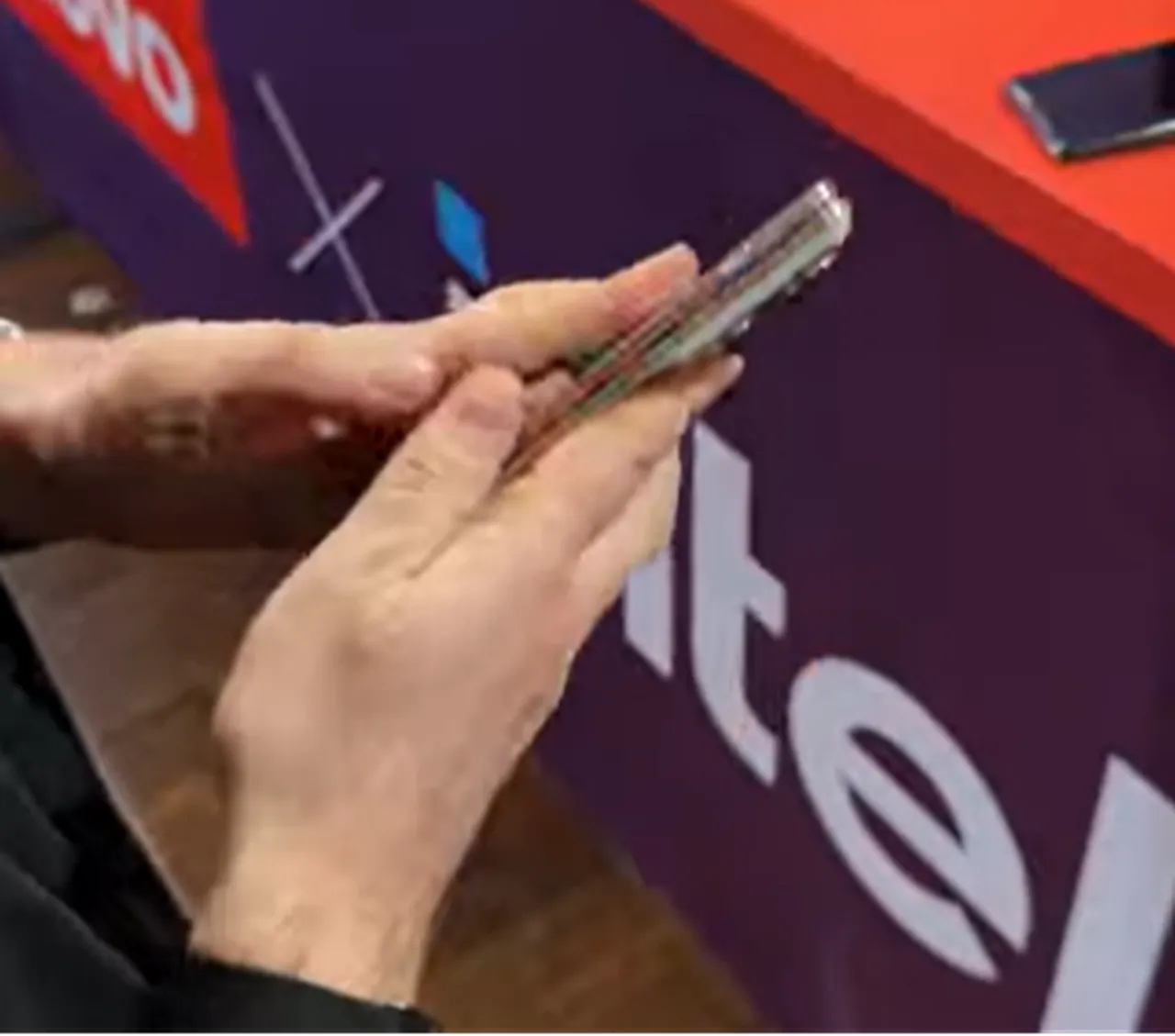 Samsunga yeni rakip! Motoroladan bir ilk: Razr Fold görücüye çıktı