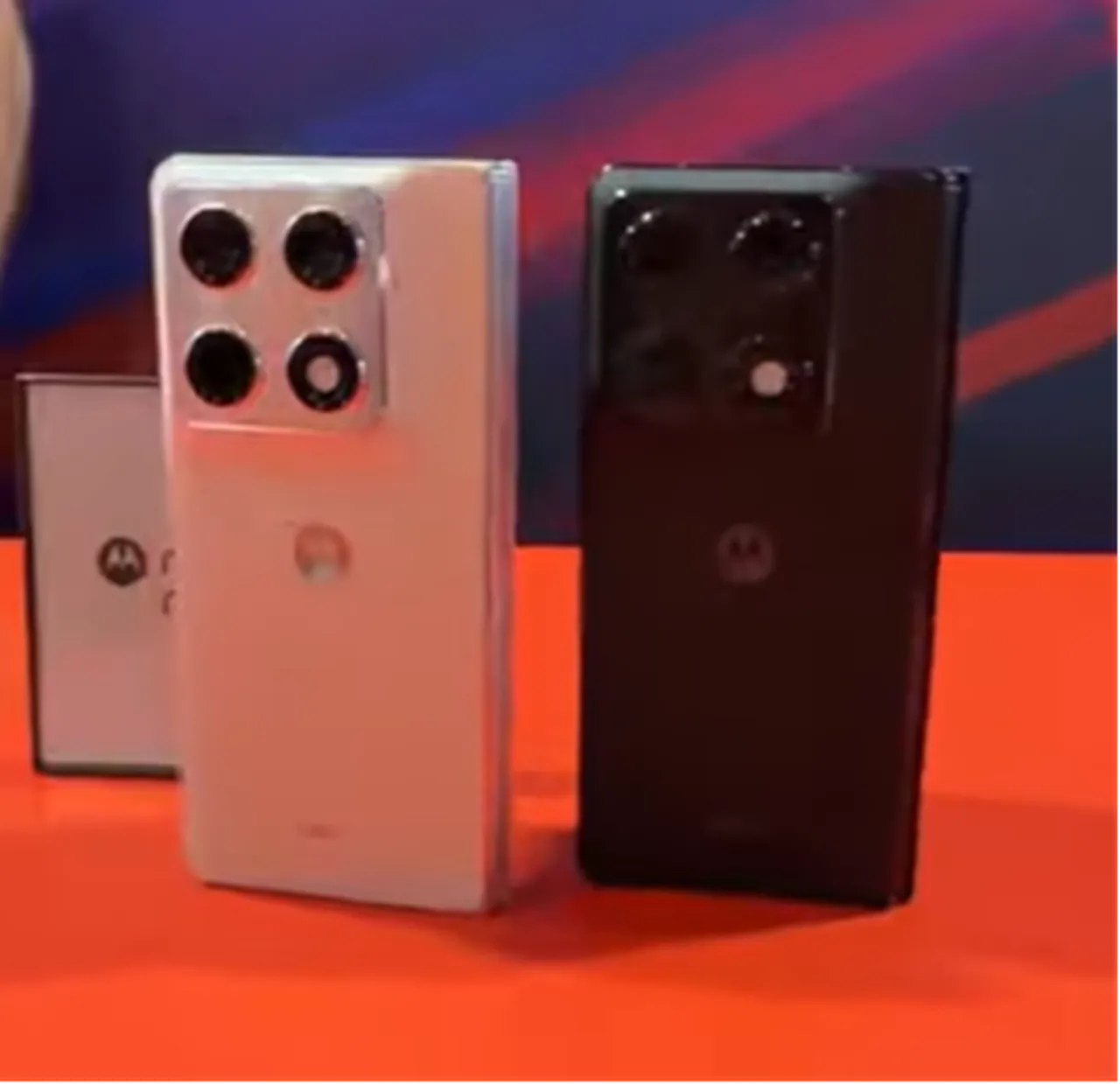 Samsunga yeni rakip! Motoroladan bir ilk: Razr Fold görücüye çıktı