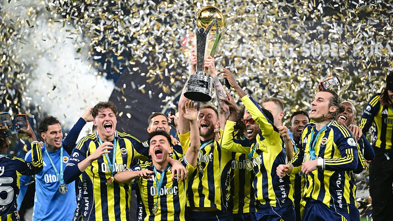 Süper Kupa'da 4. kez şampiyon Fenerbahçe! Galatasaray'ı 2 golle geçen sarı lacivertliler, 12 yıllık hasreti bitirdi
