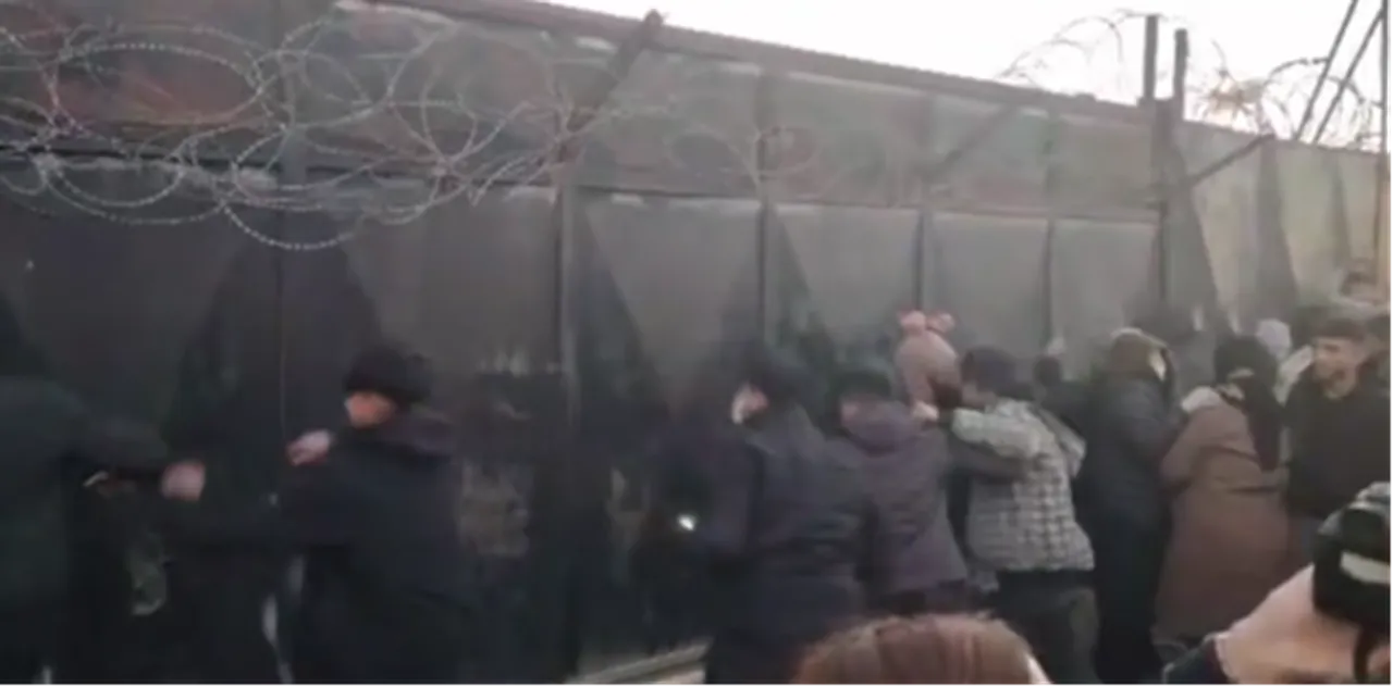 Örgüt sempatizanları, Eşrefiye ve Şeyh Maksud’a müdahale edilmemesi nedeniyle Koalisyon üssünün kapılarını tekmeliyor.