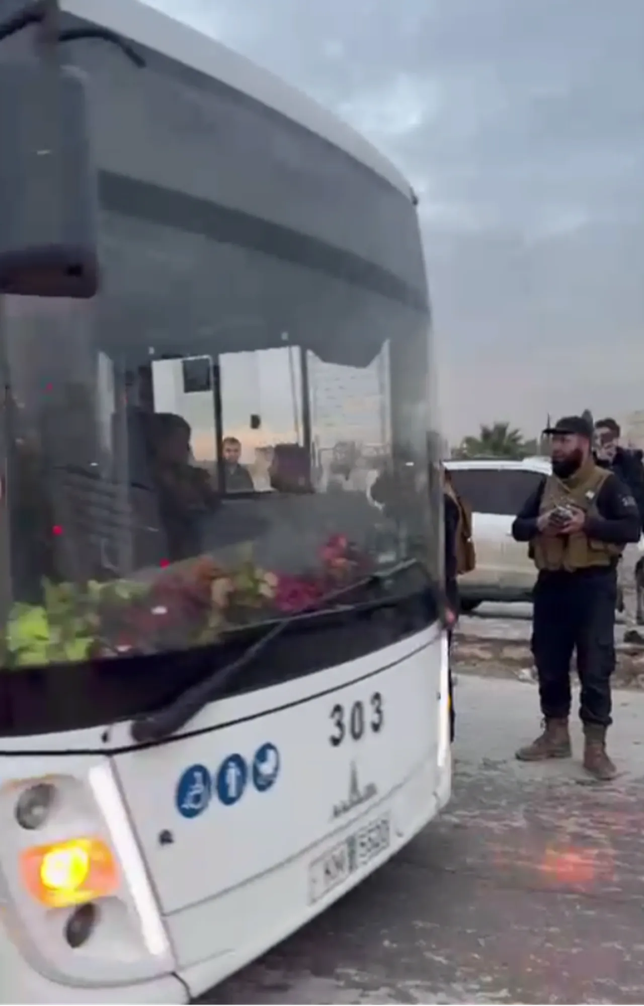 PKK/YPG’li teröristler Şeyh Maksud’dan çıkarıldı. Suriye ordusu tarafından yakalanan ve silahlarına el konulan çok sayıda örgüt mensubu, otobüslerle Fırat’ın Doğusuna gönderiliyor.