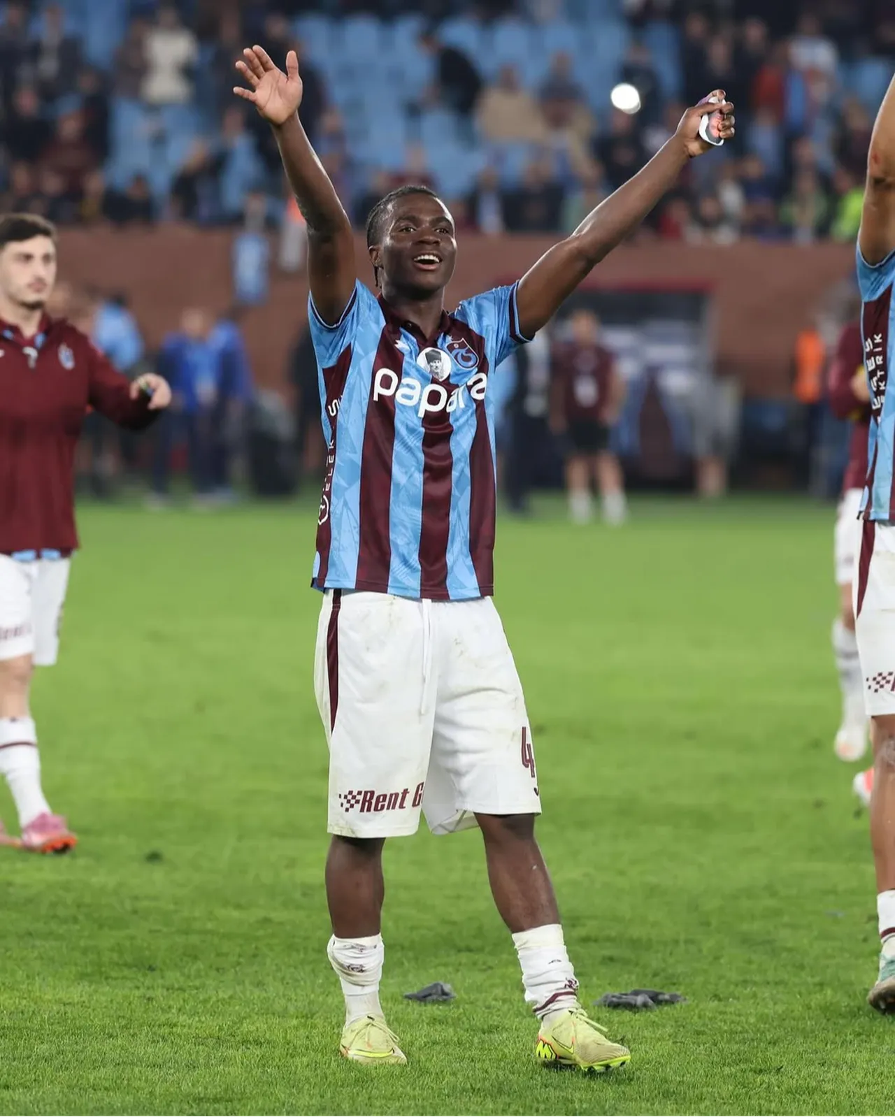 Christ Oulai, hem bordo-mavili forma altında hem de ülkesi Fildişi Sahilleri'nin formasıyla gösterdiği performansla göz doldurmaya devam ediyor