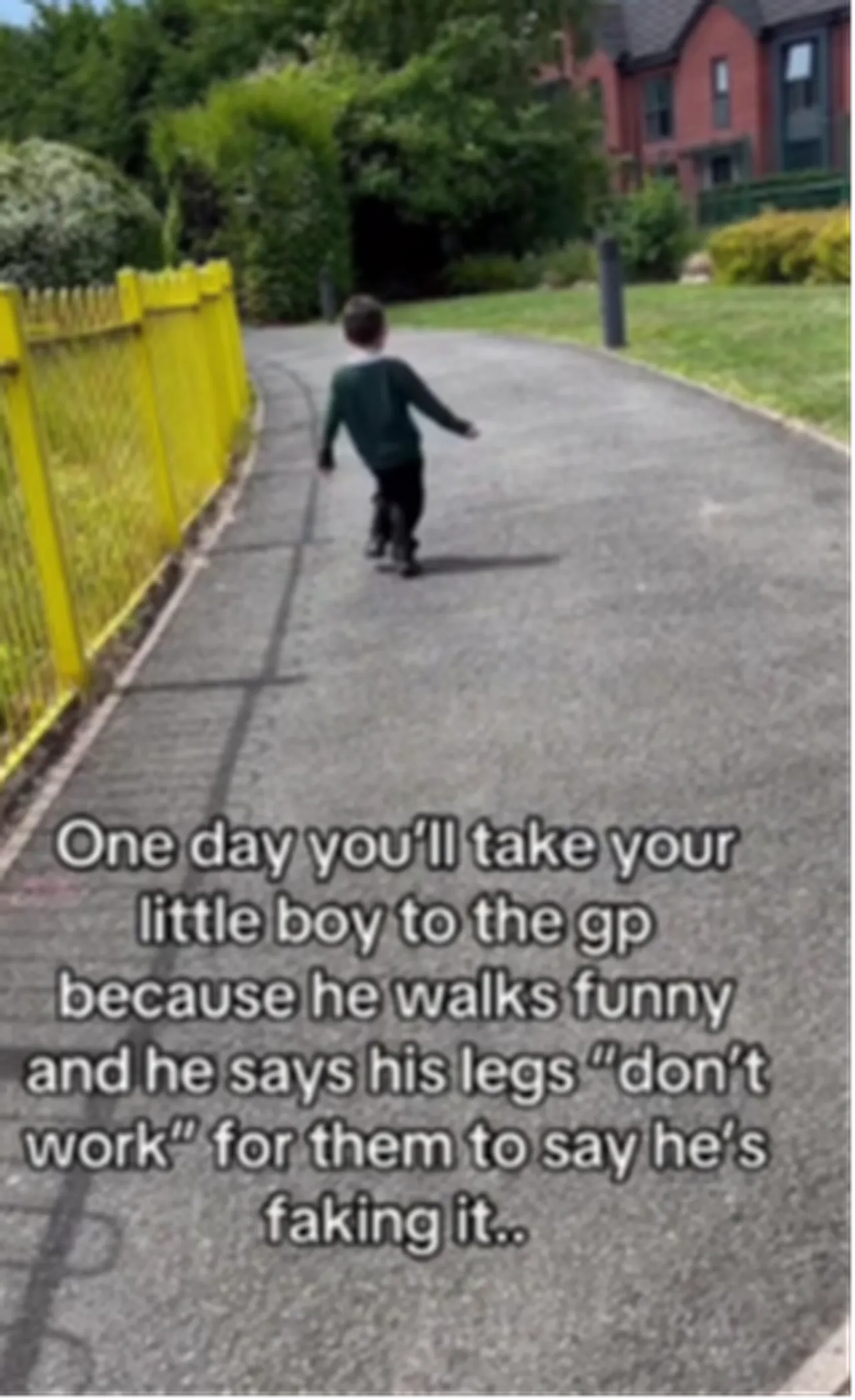 Tuhaf yürüyüşünü annesi fark etti, doktorlar ilgi çekmeye çalışıyor dedi: Acı gerçek aylar sonra ortaya çıktı