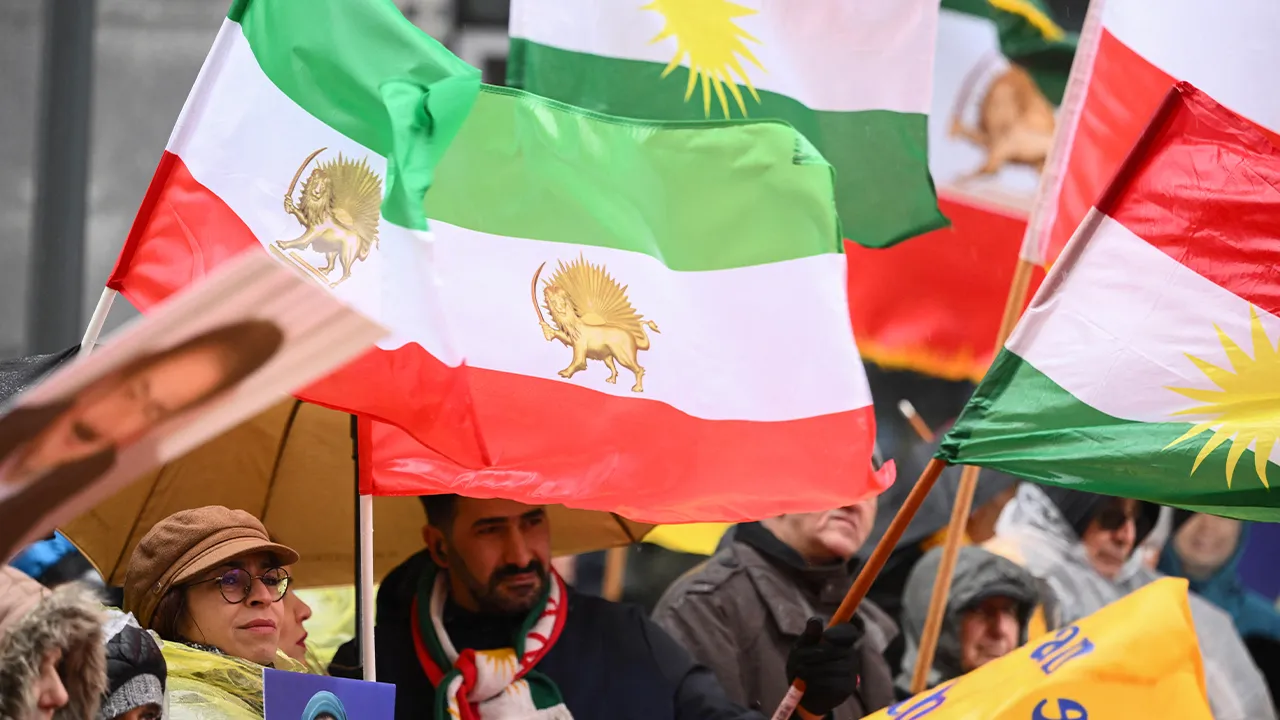 X gelen talebi geri çevirmedi! İran bayrağını değiştirdi