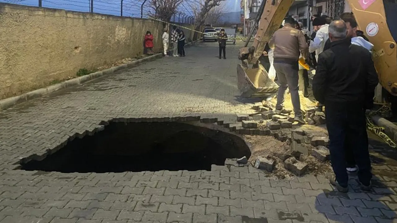Yağmur yolu çökertti! İnsan kemikleri ortaya çıktı