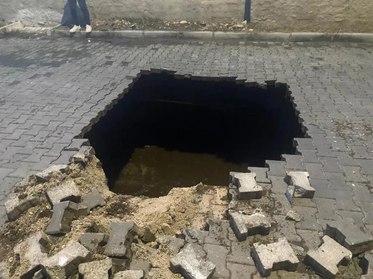 Yağmur yolu çökertti! İnsan kemikleri ortaya çıktı