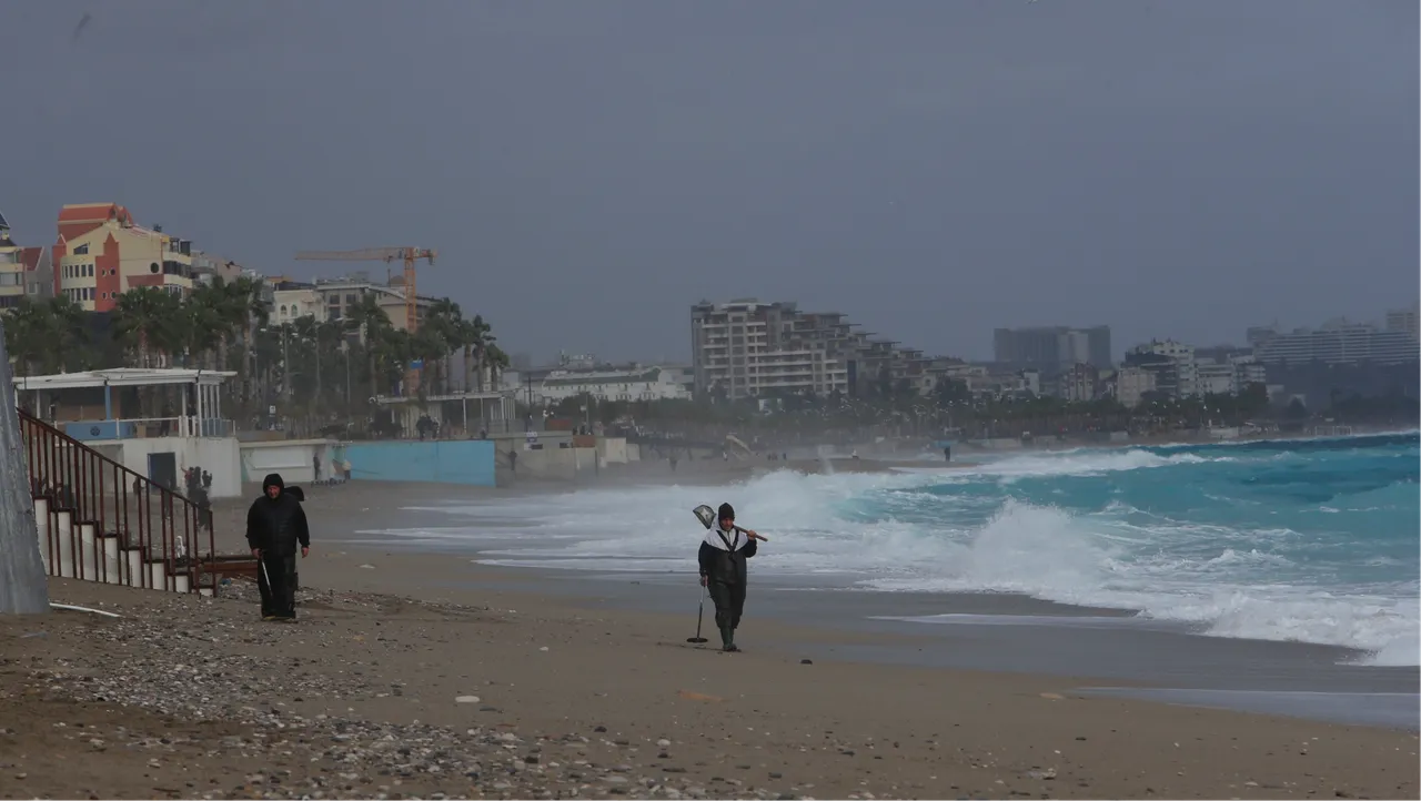 Antalya’da fırtınanın ortasında şaşırtan manzara! Herkes kaçtı, defineciler sahile koştu