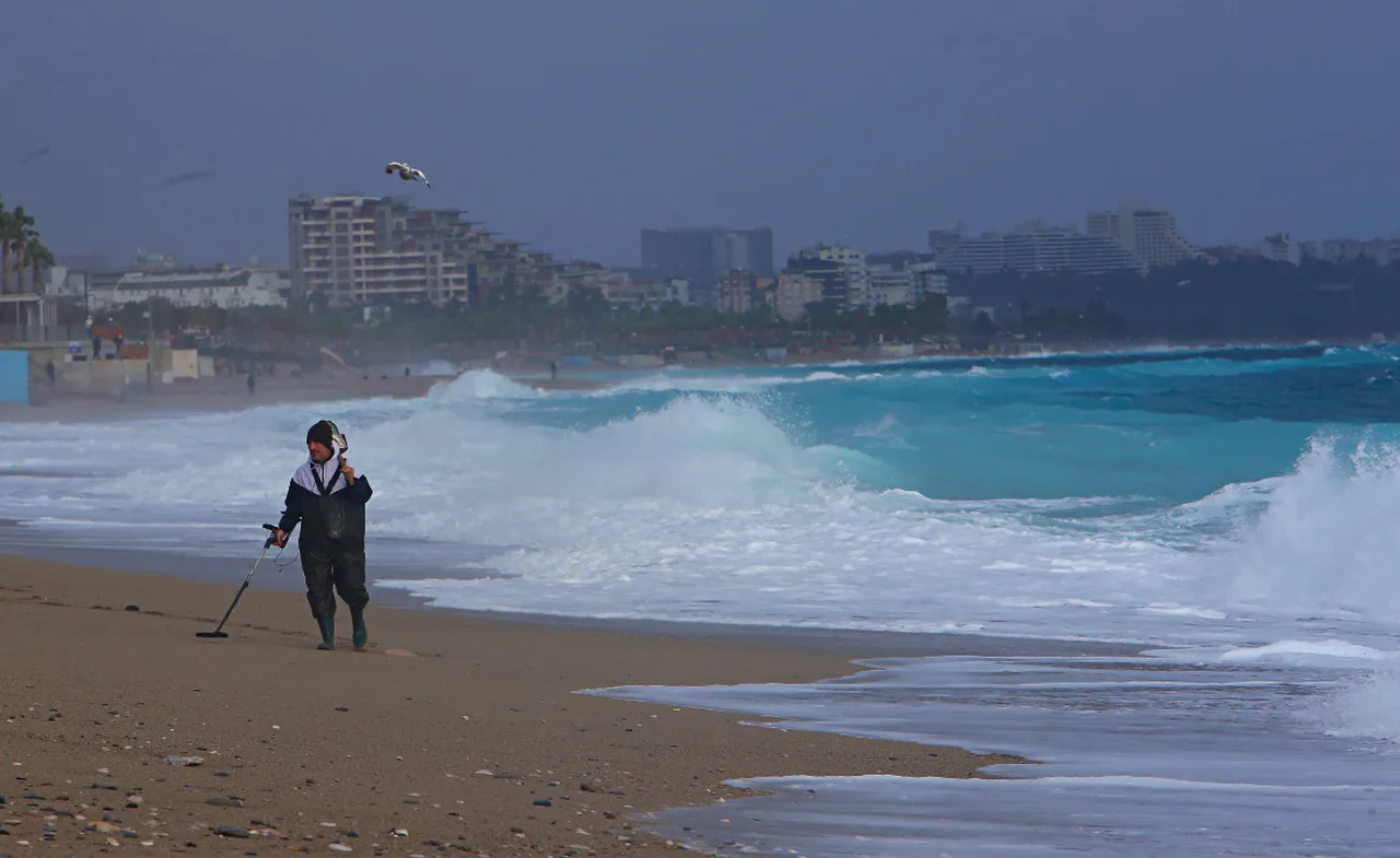 Antalya’da fırtınanın ortasında şaşırtan manzara! Herkes kaçtı, defineciler sahile koştu