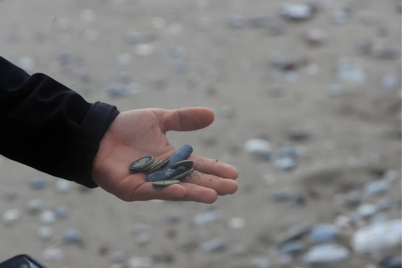 Antalya’da fırtınanın ortasında şaşırtan manzara! Herkes kaçtı, defineciler sahile koştu