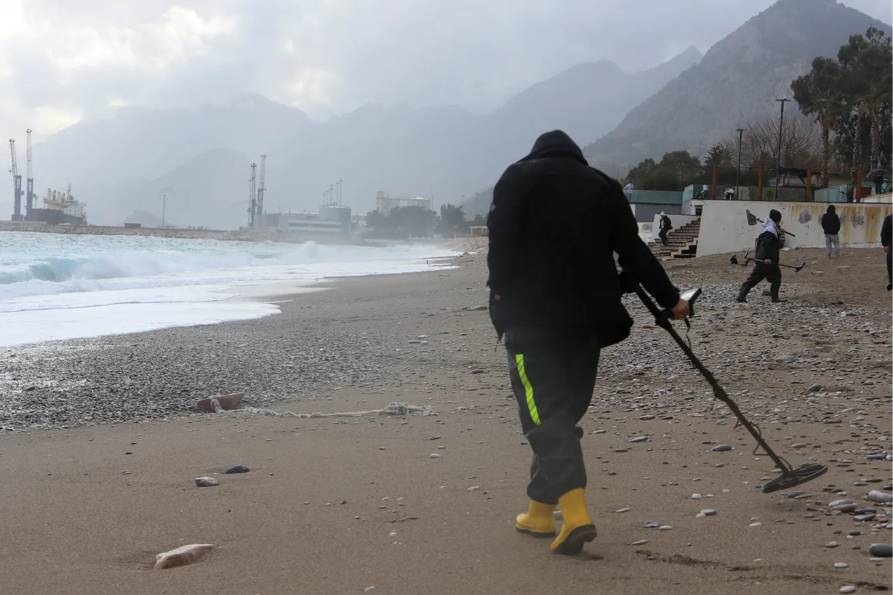 Antalya’da fırtınanın ortasında şaşırtan manzara! Herkes kaçtı, defineciler sahile koştu