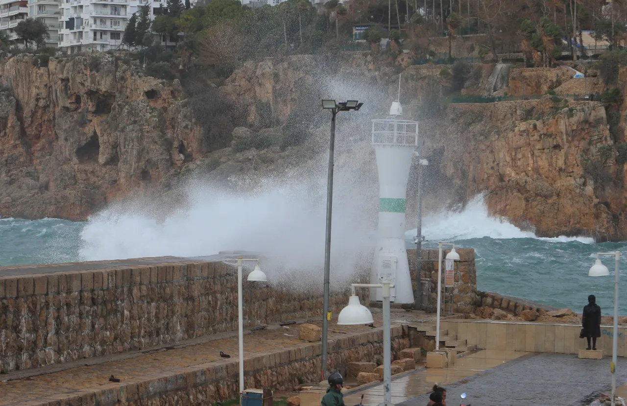 Antalya'da şiddetli rüzgar: Çatılar uçtu, elektrik telleri koptu