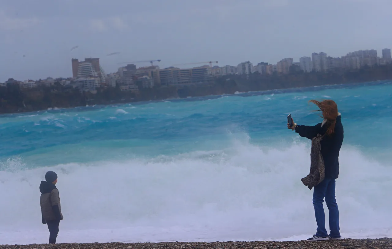 Antalyada şiddetli rüzgar: Çatılar uçtu, elektrik telleri koptu