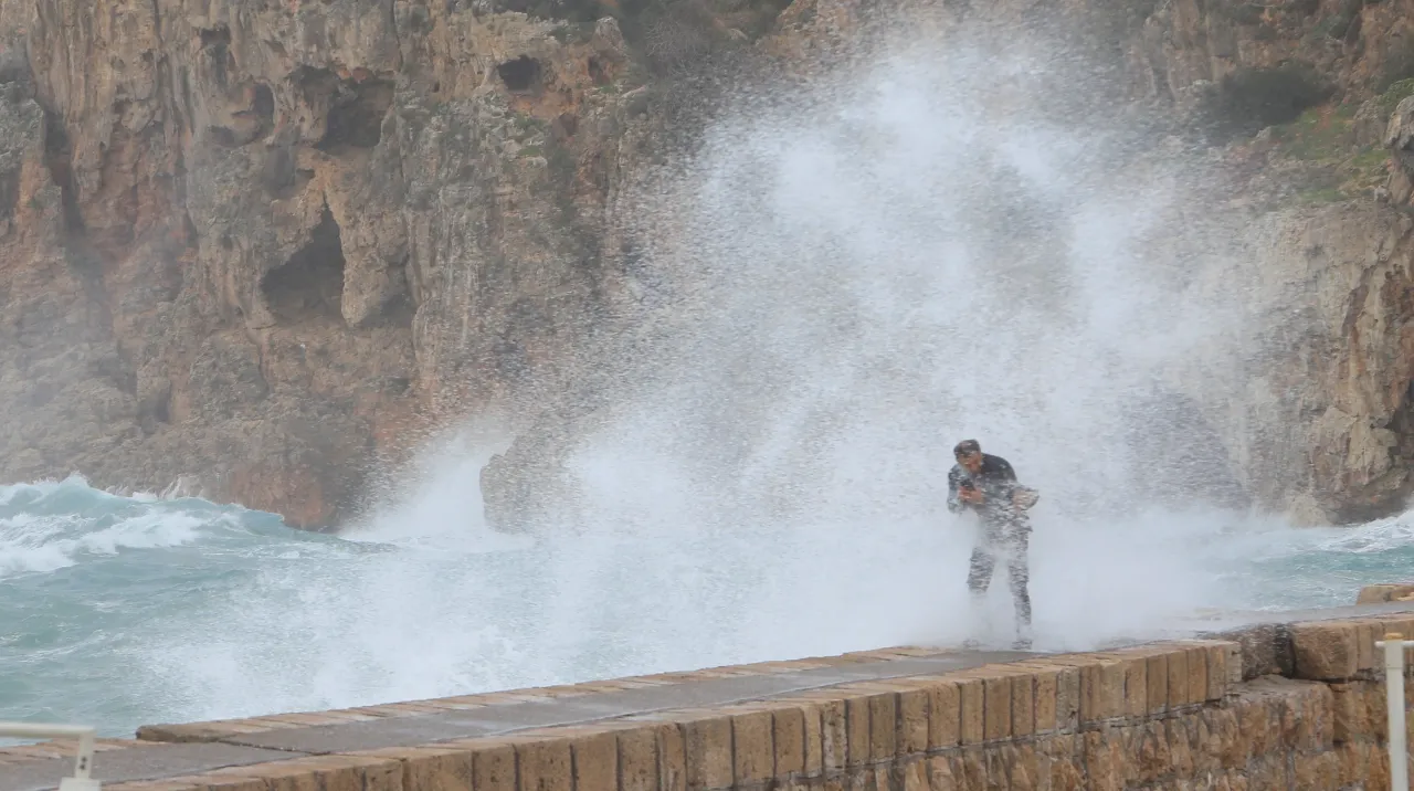Antalyada şiddetli rüzgar: Çatılar uçtu, elektrik telleri koptu