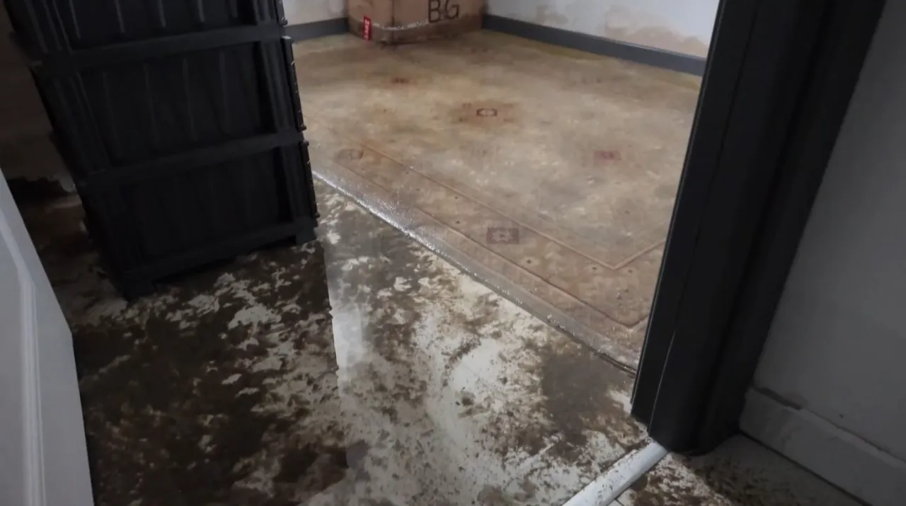 Beylikdüzü'nde 2 daire göl oldu: Apartman boşaltıldı 