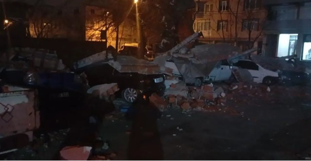 Bursada fırtına duvarı yıktı! 10 araç hurdaya döndü