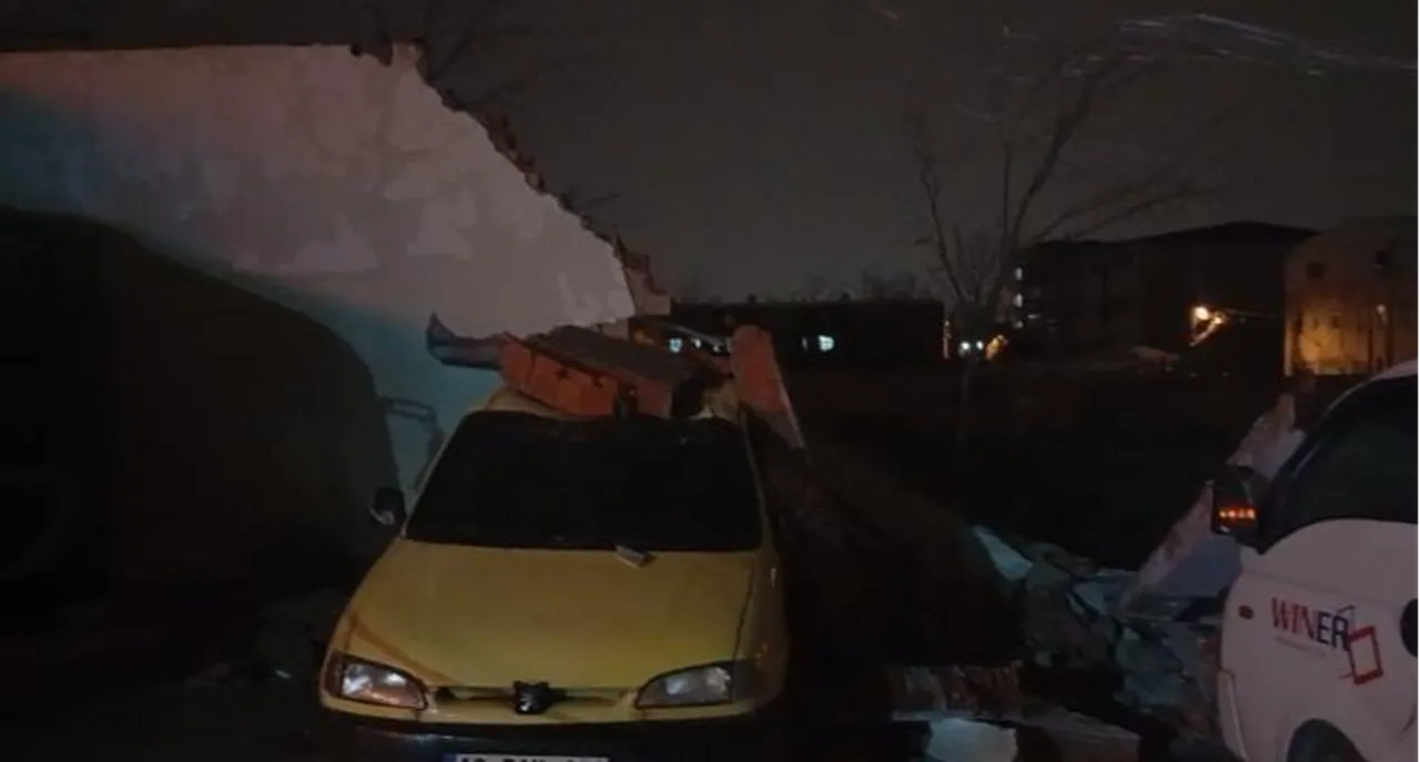 Bursada fırtına duvarı yıktı! 10 araç hurdaya döndü