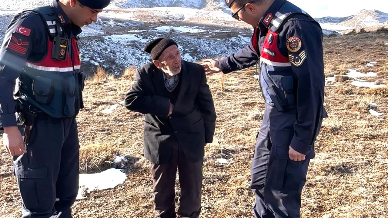 Dağ başında yalnız yürürken bulundu! Alzaymır hastasının jandarmayla diyaloğu yürek burktu