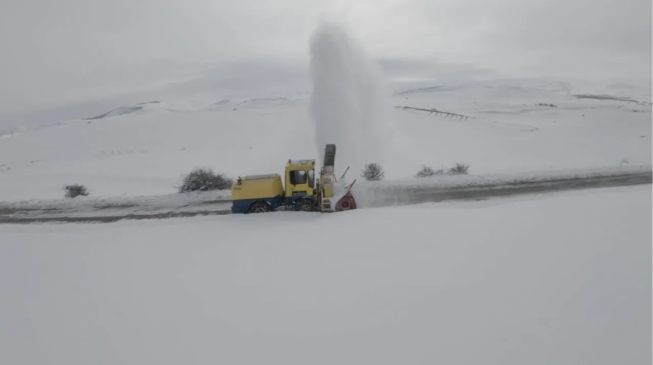 Erzincanda kara kış! 328 yol ulaşıma kapandı