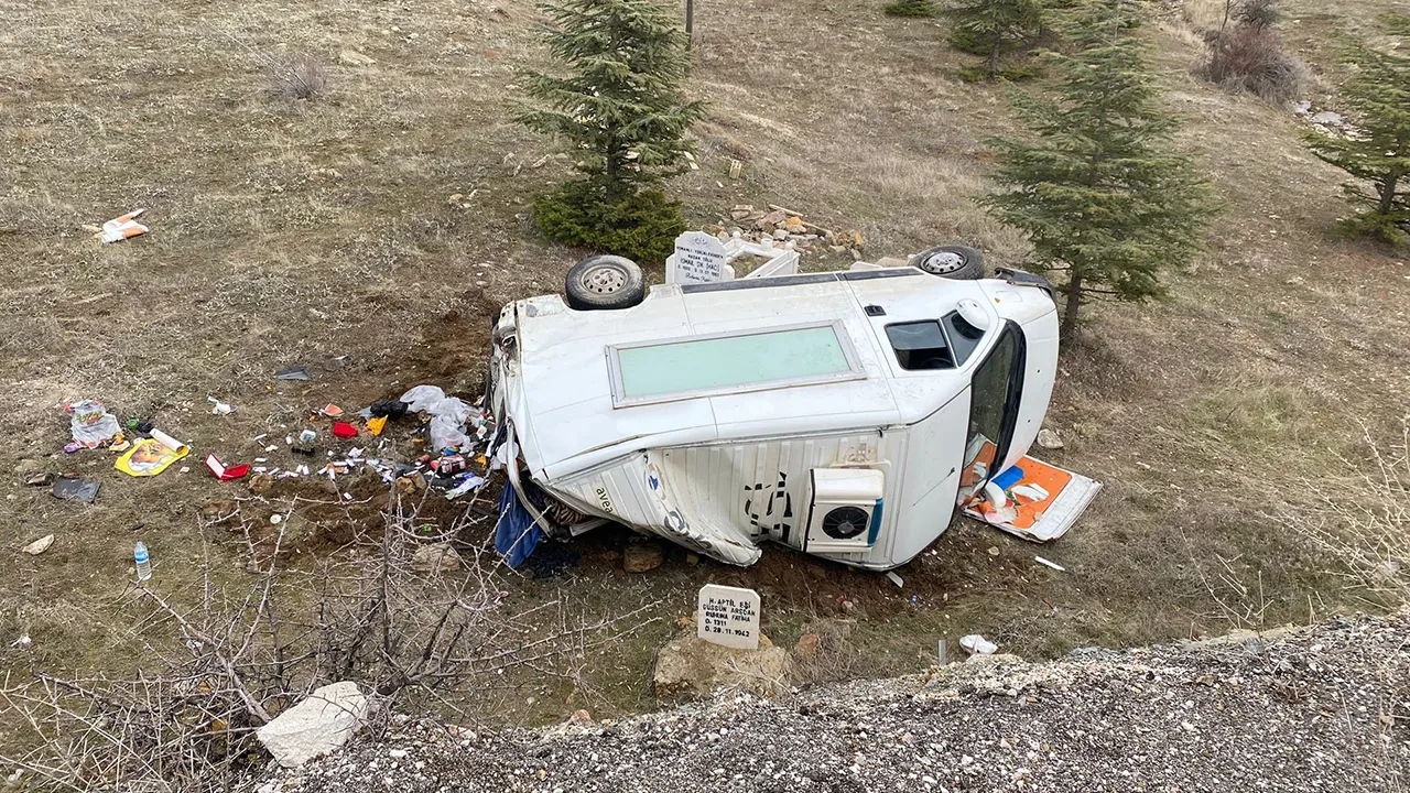 Faciadan dönüldü! Şarampole yuvarlanan araçtan sağ çıktılar: 3 yaralı