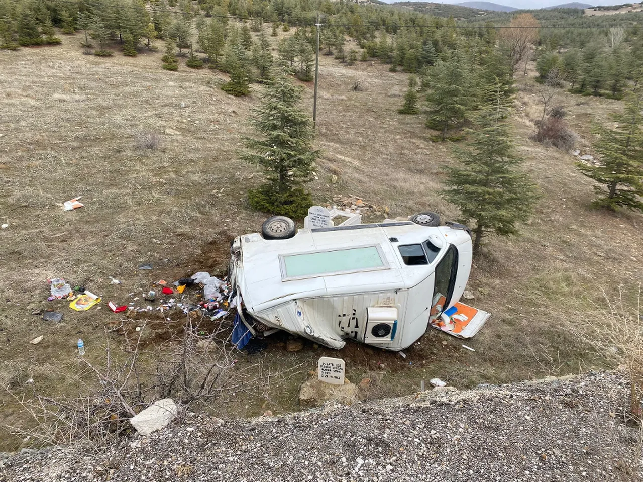 Faciadan dönüldü! Şarampole yuvarlanan araçtan sağ çıktılar: 3 yaralı