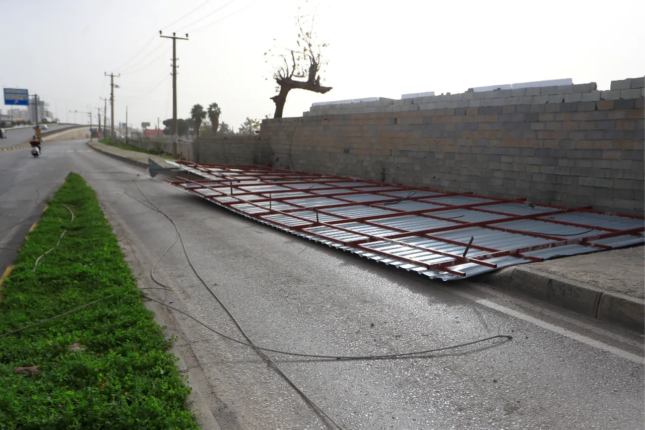 Fırtına üstüne fırtına! Çatılar uçtu, denizle kara birleşti, tabelalar devrildi