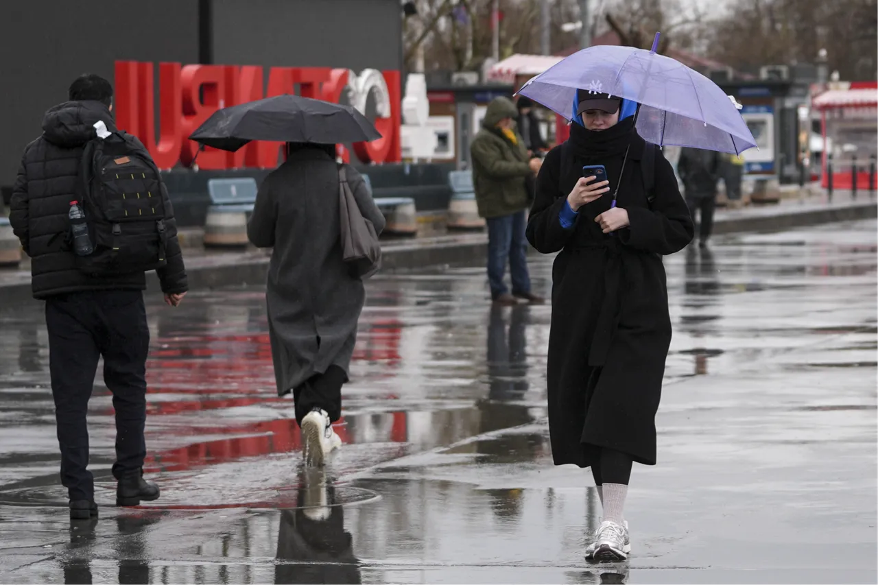 Fırtına üstüne fırtına! Çatılar uçtu, denizle kara birleşti, tabelalar devrildi