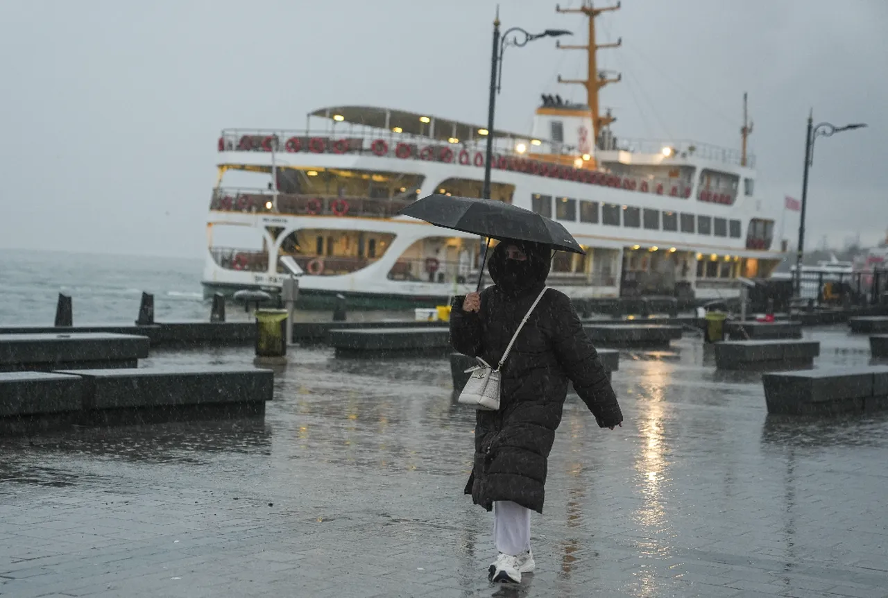 Fırtına üstüne fırtına! Çatılar uçtu, denizle kara birleşti, tabelalar devrildi