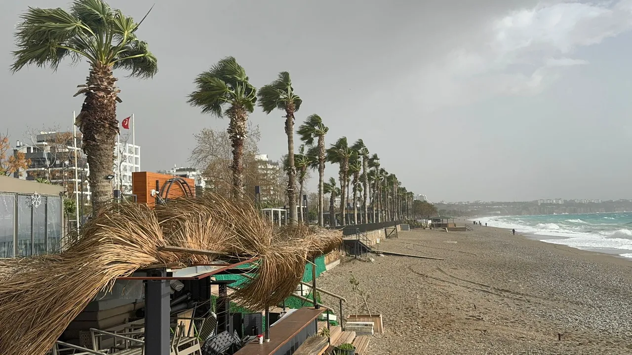 Fırtına üstüne fırtına! Çatılar uçtu, denizle kara birleşti, tabelalar devrildi