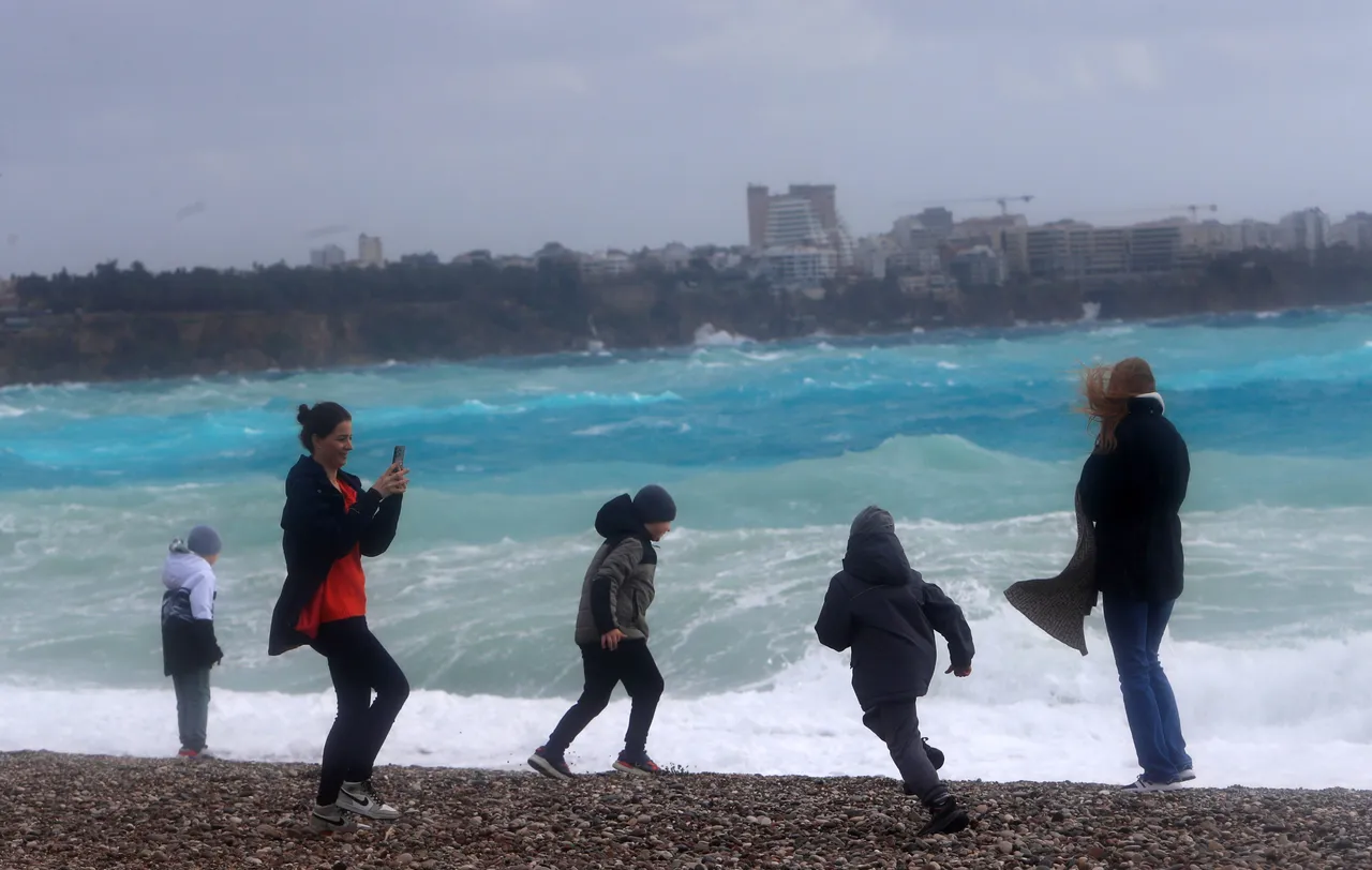 Fırtına üstüne fırtına! Çatılar uçtu, denizle kara birleşti, tabelalar devrildi