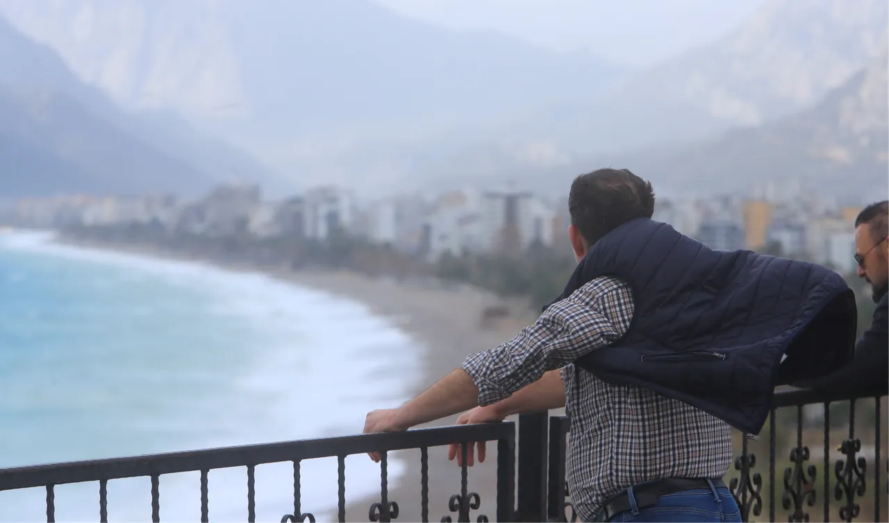 Fırtına üstüne fırtına! Çatılar uçtu, denizle kara birleşti, tabelalar devrildi