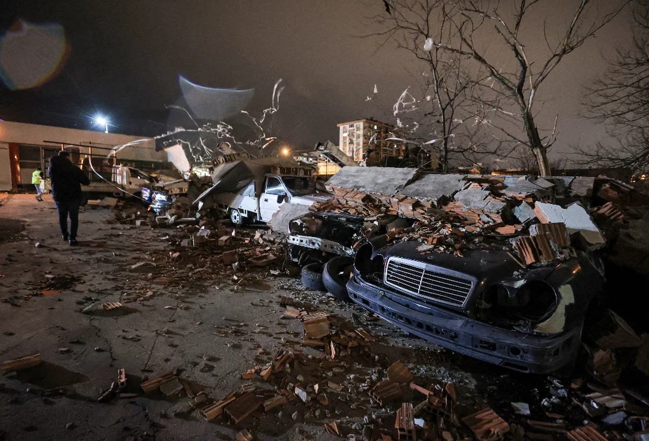 Fırtına üstüne fırtına! Çatılar uçtu, denizle kara birleşti, tabelalar devrildi