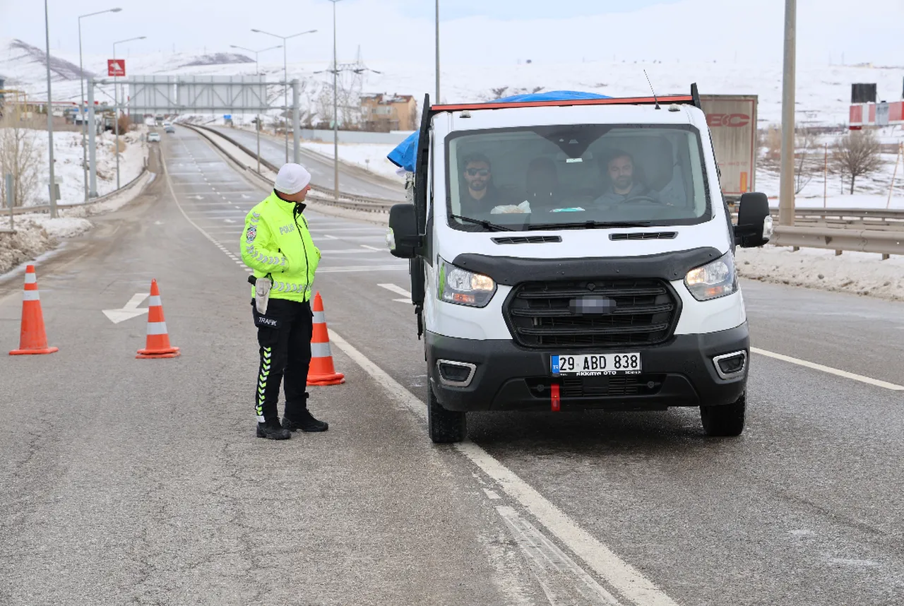 Fırtına üstüne fırtına! Çatılar uçtu, denizle kara birleşti, tabelalar devrildi