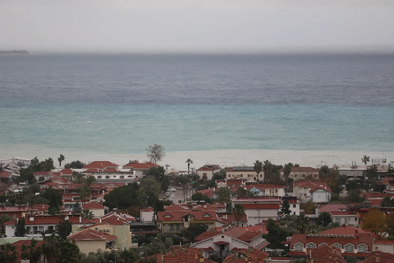 Fırtına üstüne fırtına! Çatılar uçtu, denizle kara birleşti, tabelalar devrildi
