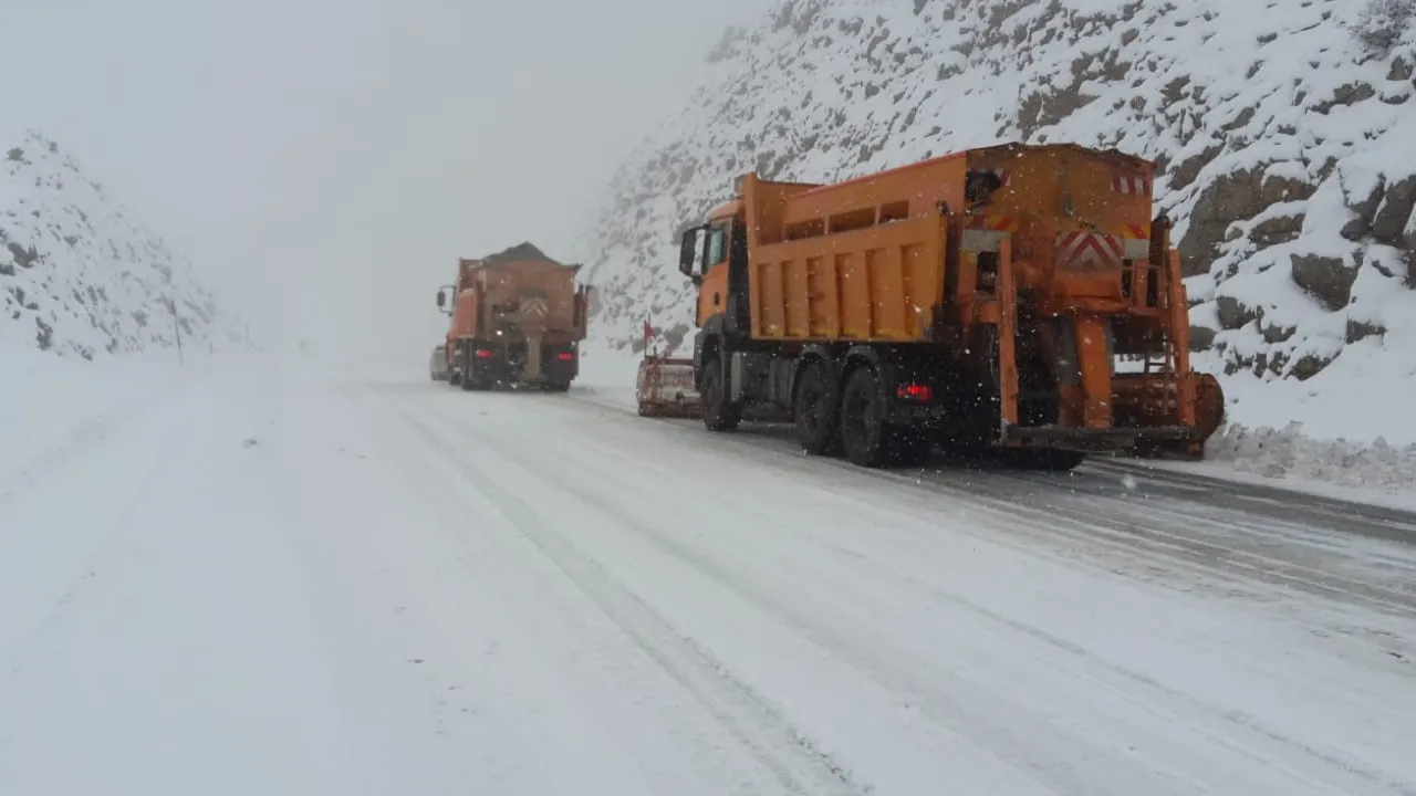 Fırtına ve sağanak sonrası kar sürprizi! Yer yer 10 santime ulaştı
