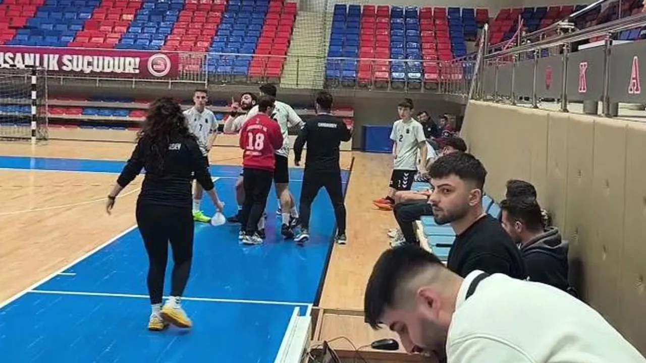 Hakeme saldırmaya çalıştı, sahadan güvenlikle çıkarıldı