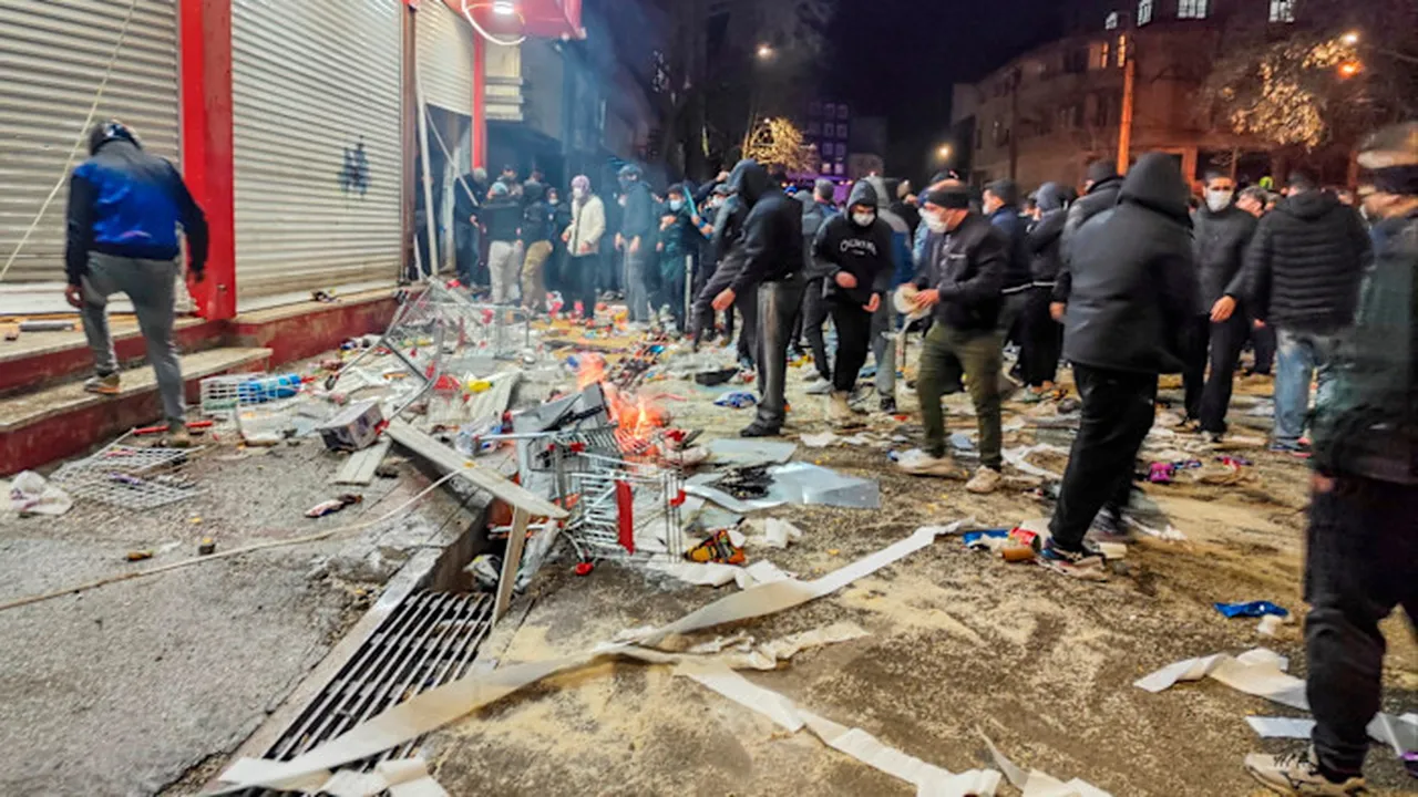 İranda polis  gerçek mermi  kullanıyor iddiası: Yüzlerce ceset gördük