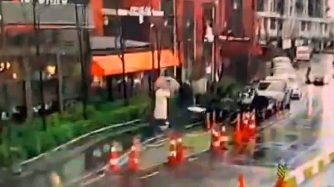 İstanbul’da facia! Fırtınada sallanan tabelada yolda yürüyen kadının üstüne devrildi