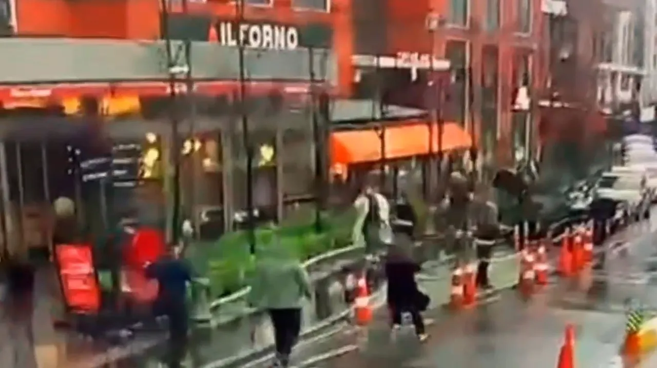 İstanbul’da facia! Fırtınada sallanan tabelada yolda yürüyen kadının üstüne devrildi