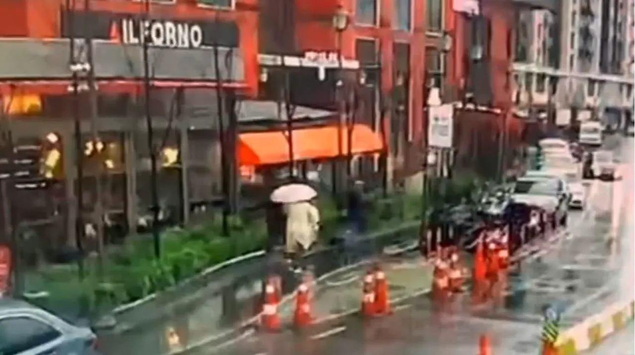 İstanbul’da facia! Fırtınada sallanan tabelada yolda yürüyen kadının üstüne devrildi