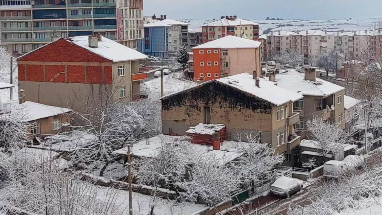 Kar adım adım İstanbula geliyor! Bir anda her yer beyaza büründü
