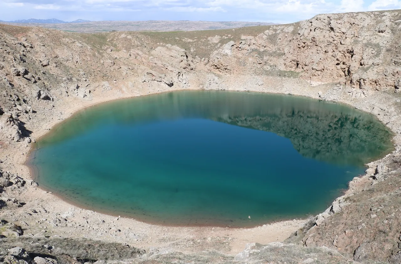 Kar kalınlığı 30 santimetre! ‘Anadolunun nazar boncuğu’ buz kesti