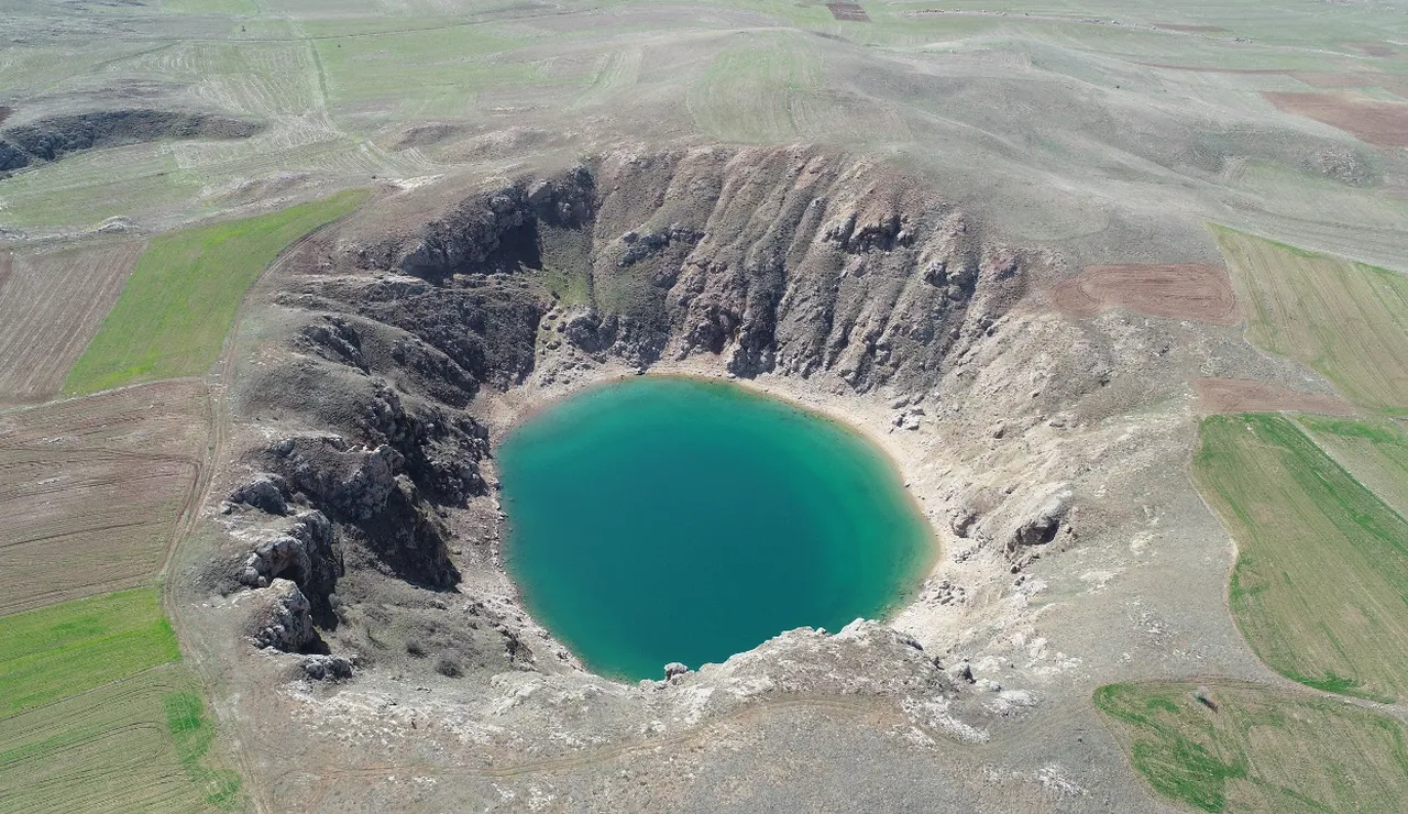 Kar kalınlığı 30 santimetre! ‘Anadolunun nazar boncuğu’ buz kesti