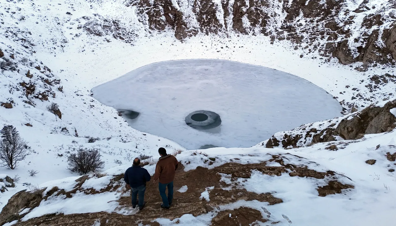 Kar kalınlığı 30 santimetre! ‘Anadolunun nazar boncuğu’ buz kesti