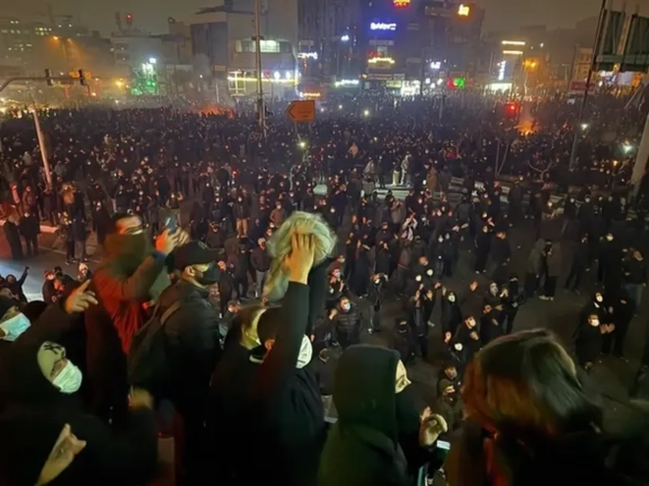 Bir yetkiliye göre tartışılan seçenekler arasında İran'ın birçok askeri hedefine büyük çapta bir hava saldırısı da bulunuyor.