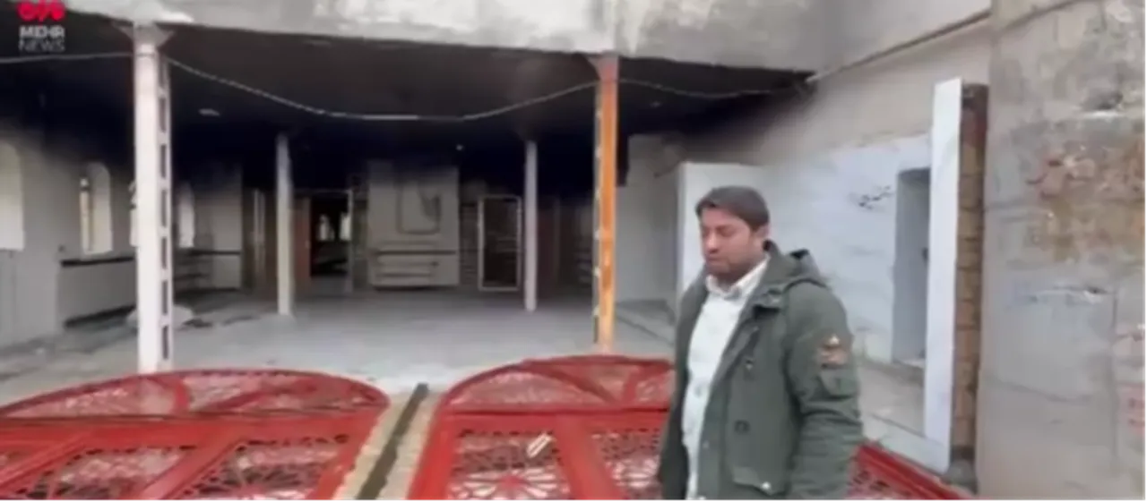 İran’ın İlam eyaletine bağlı Sarableh kentinde protestocuların Büyük Cami’yi hedef aldığı görüntüler ortaya çıktı. Paylaşılan kayıtlarda, caminin tahrip edildiği ve Kur’an-ı Kerim’in yakıldığı anlar yer aldı.