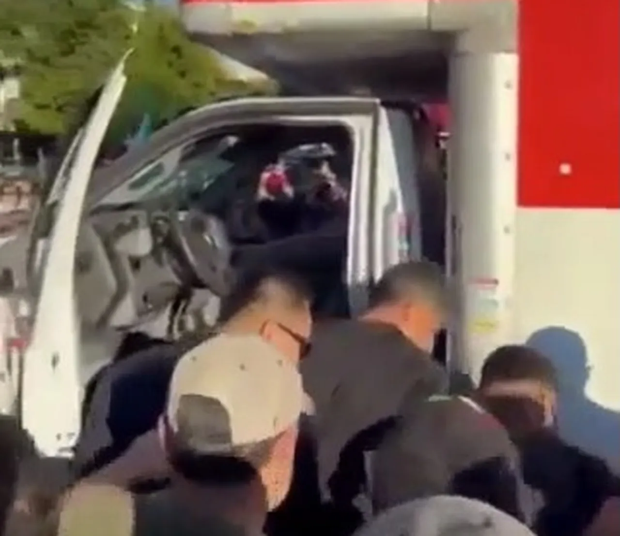 ABDdeki İran protestosuna kamyonla daldı! Yaralılar var