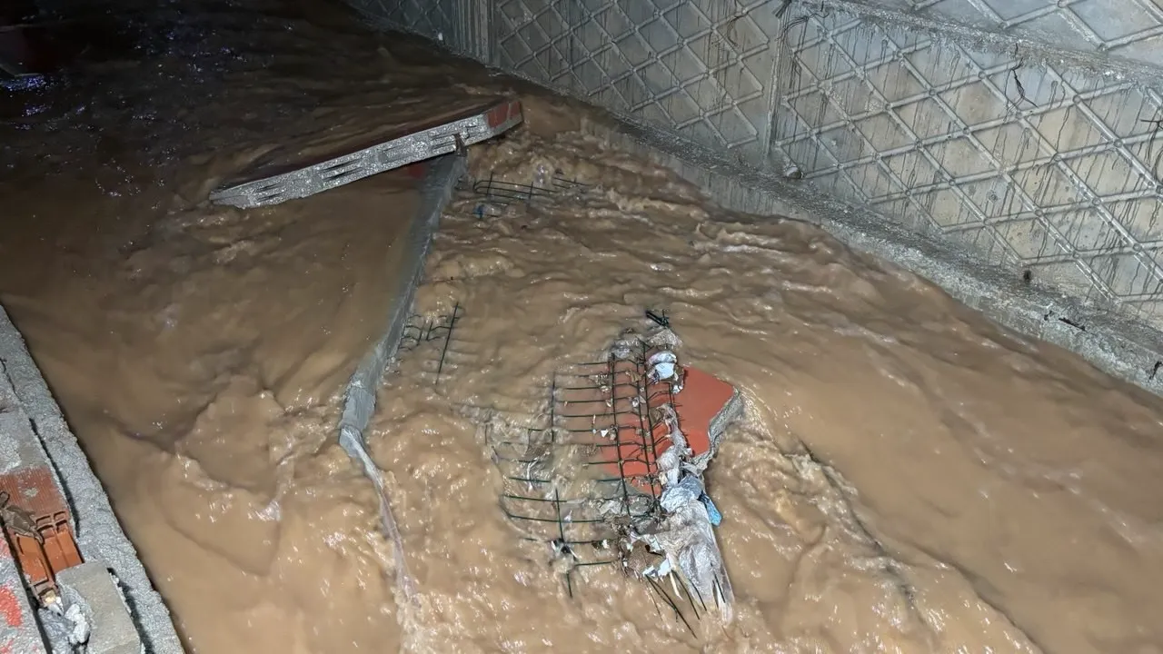 Adana böylesini görmedi! Sürücüler mahsur kaldı, duvarlar yıkıldı, caddeler göle döndü