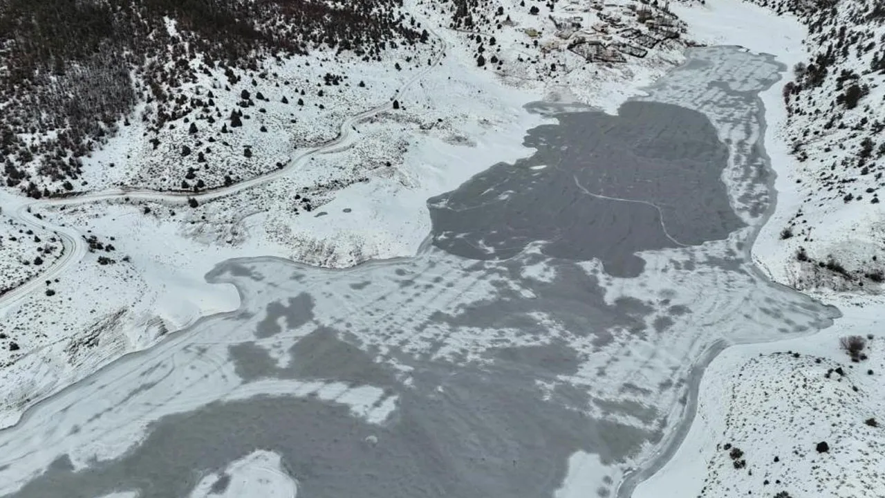 'Adana'nın Sibiryası' buz kesti! Sıcaklık eksi 25'e düştü, baraj dondu