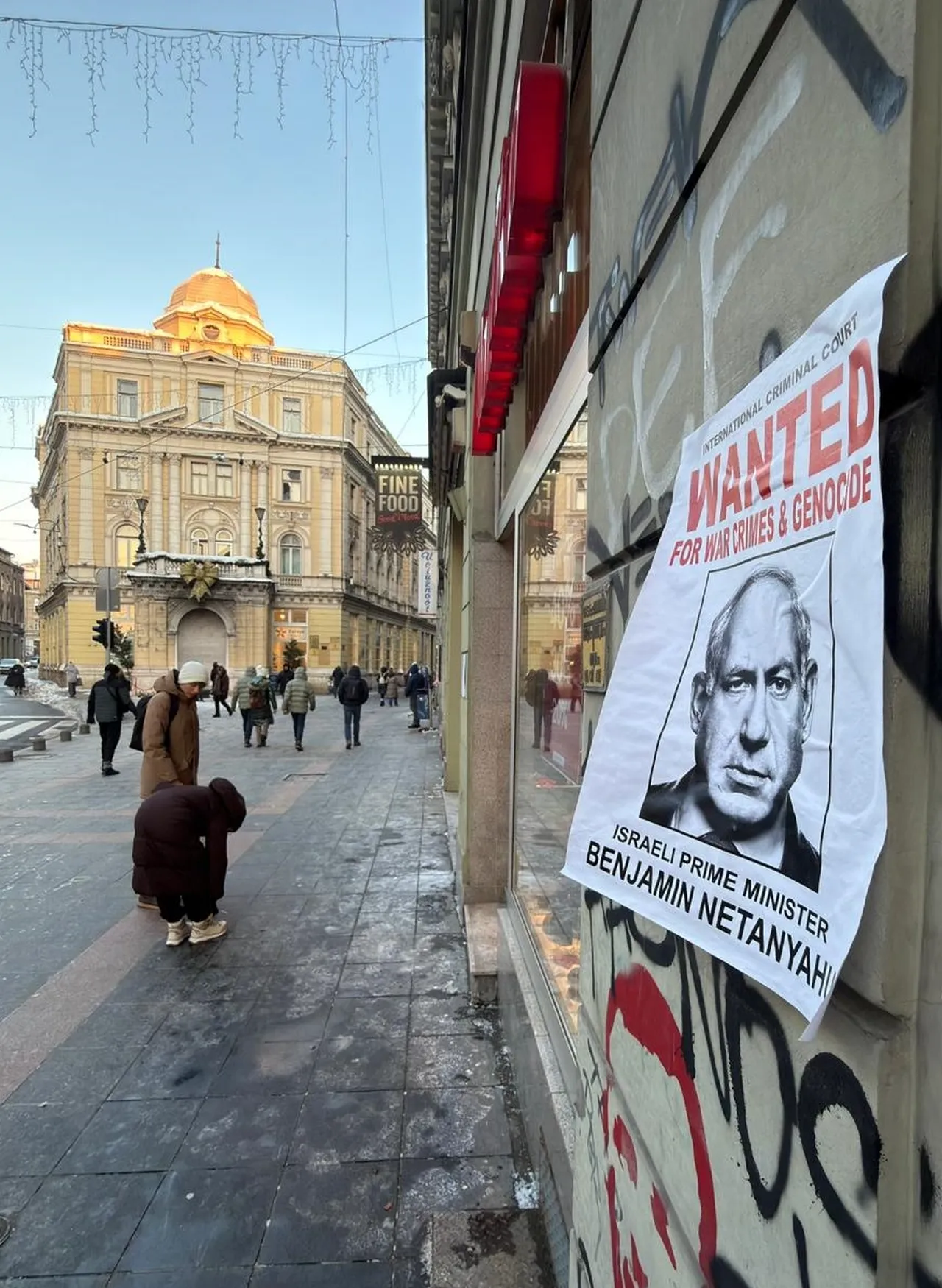 Avrupa'da Netanyahu ilanı! "Aranıyor, savaş suçları ve soykırımdan" afişleri asıldı