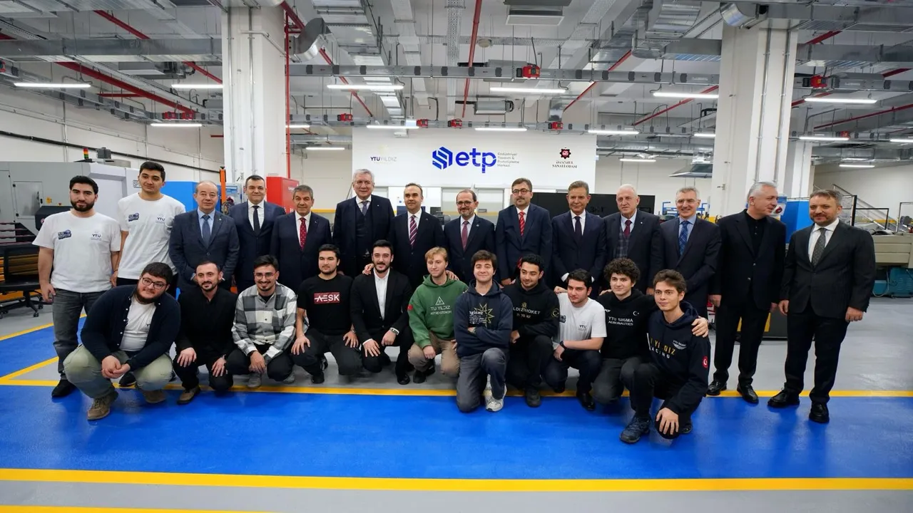 Bakan Kacır, Endüstriyel Tasarım ve Prototipleme Merkezini ziyaret etti